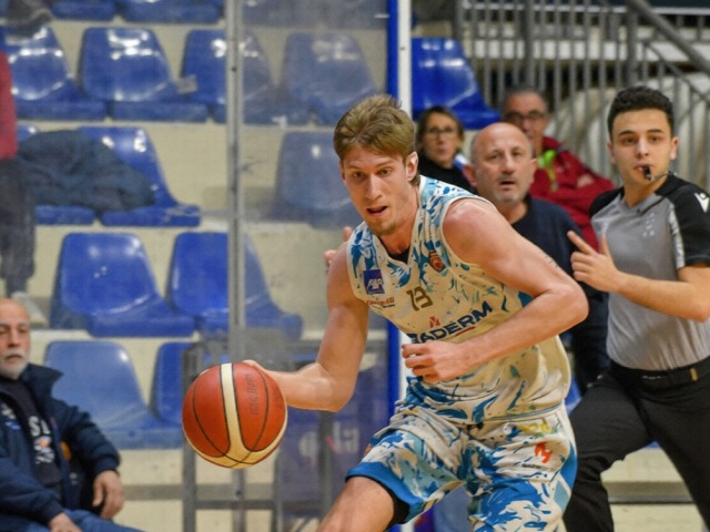 El hijo de un pr�cer del b�squet, cuarto refuerzo de Estudiantes