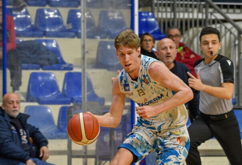 El hijo de un pr�cer del b�squet, cuarto refuerzo de Estudiantes