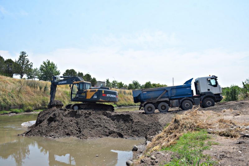 Trabajos en el arroyo a la altura de la avenida Sarmiento
