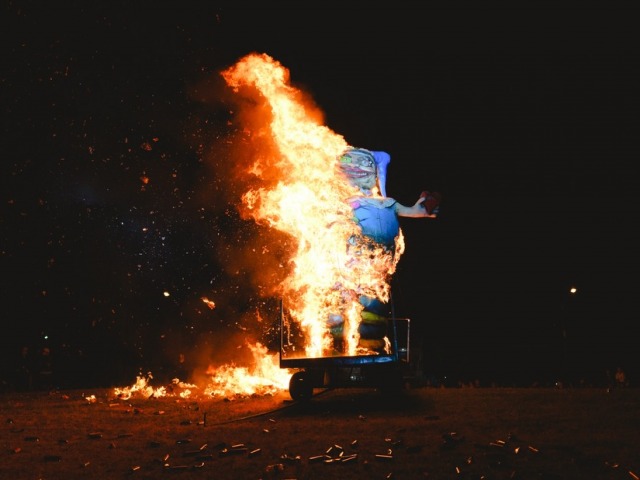 Con la quema del momo �Se�or IA� finalizaron los carnavales 2026