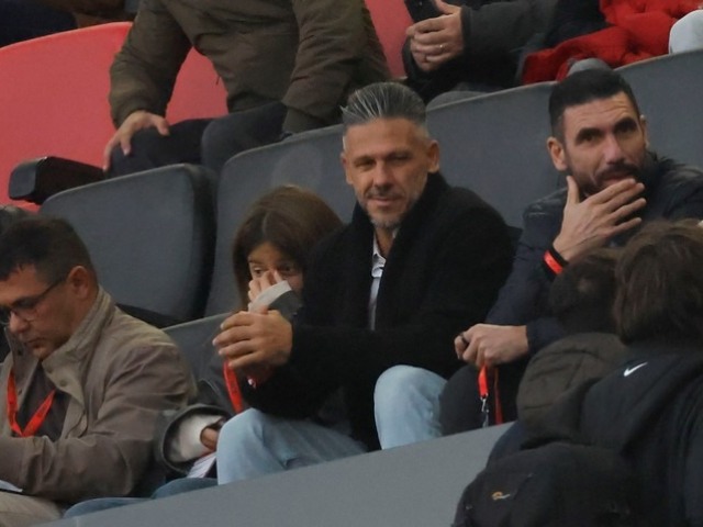 Demichelis, flanqueado por dos olavarrienses en el Mallorca