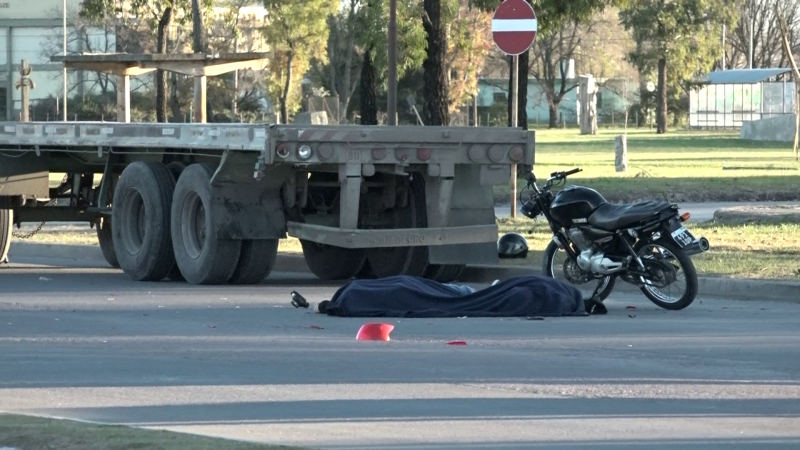 Dos jvenes murieron al chocar con un acoplado