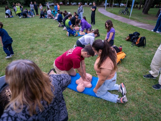 Un centenar de personas se capacit� en RCP y uso de DEA