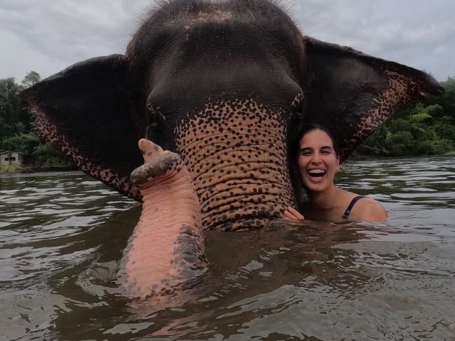 La �pica rom�ntica de Emily Burgos en Australia