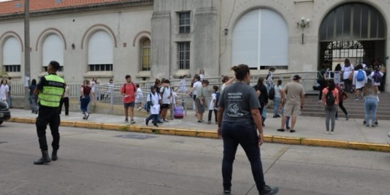 Habr� operativos policiales en las escuelas por amenazas masivas