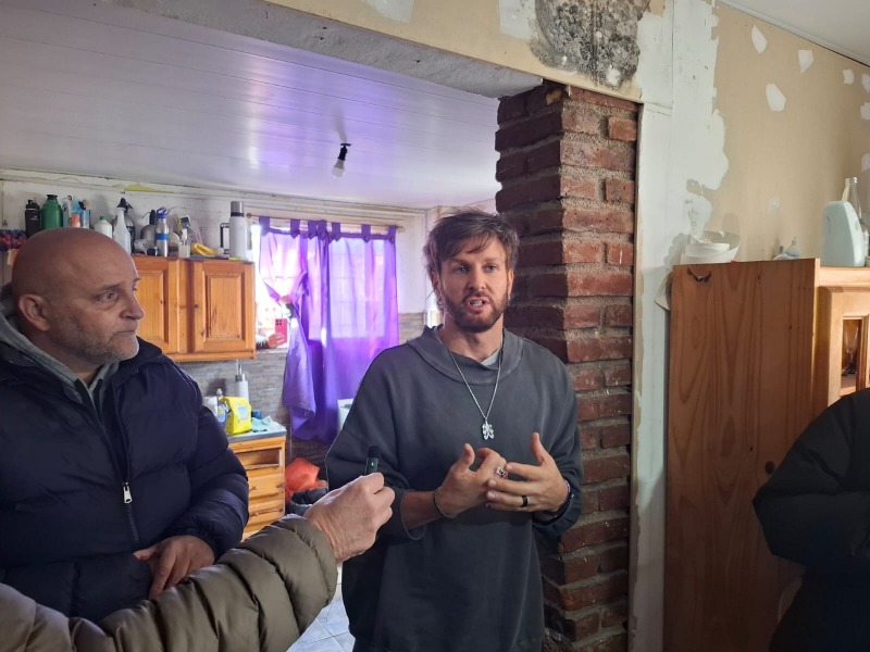 Axel visit� un merendero y dej� un emotivo gesto solidario