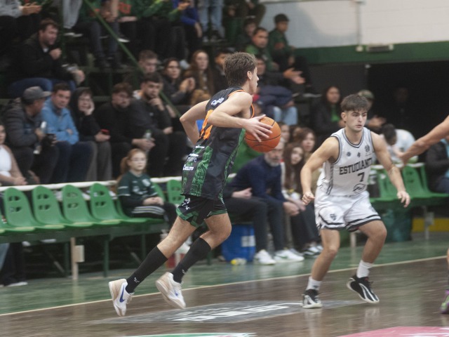 Estudiantes pele� hasta el final pero cay� ante el l�der en Pico