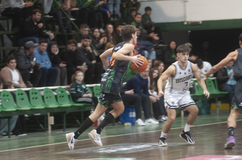 Estudiantes pele� hasta el final pero cay� ante el l�der en Pico