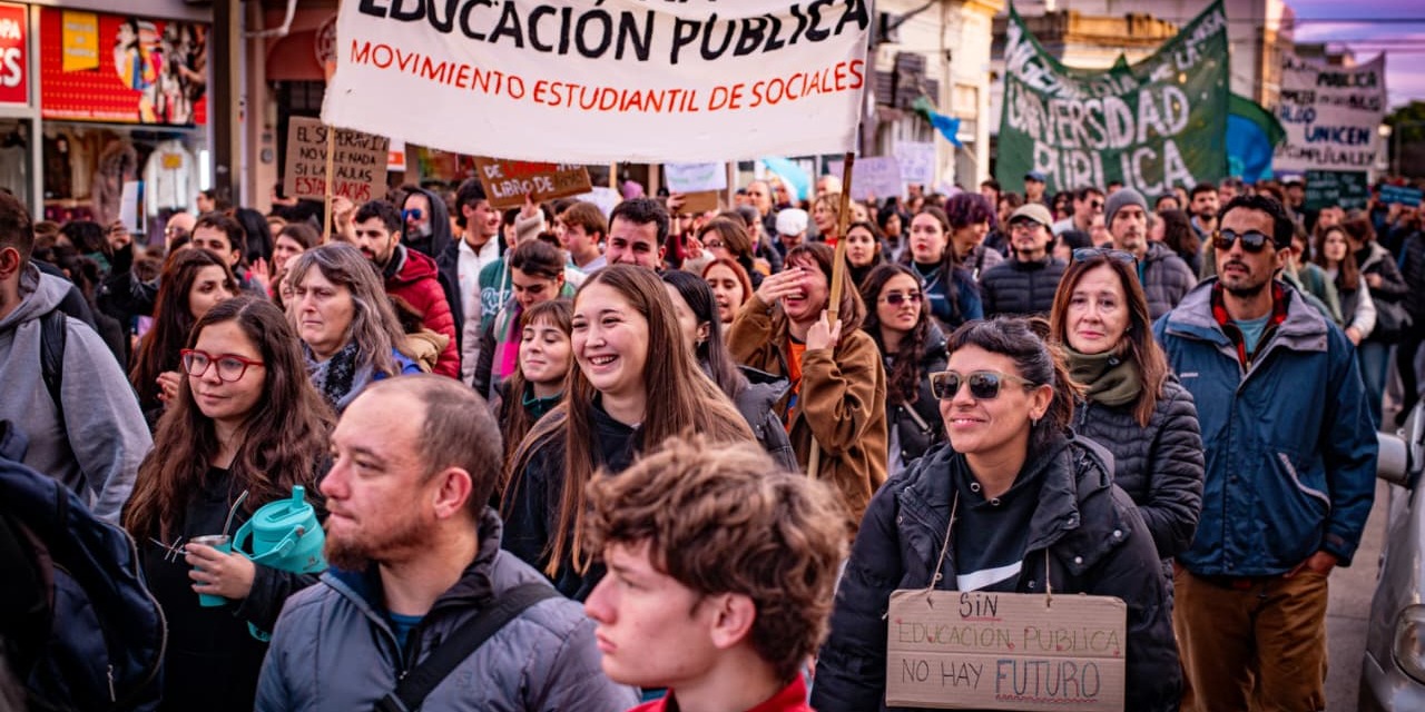 Masiva movilización en Olavarría para exigir la aplicación de la ley de financiamiento  universitario :: Canal Verte