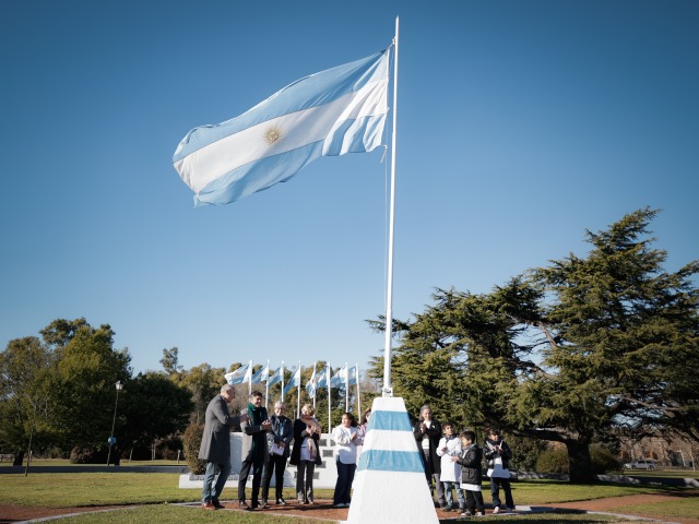 El gobernador encabez� la ceremonia de promesa a la bandera en San Jorge