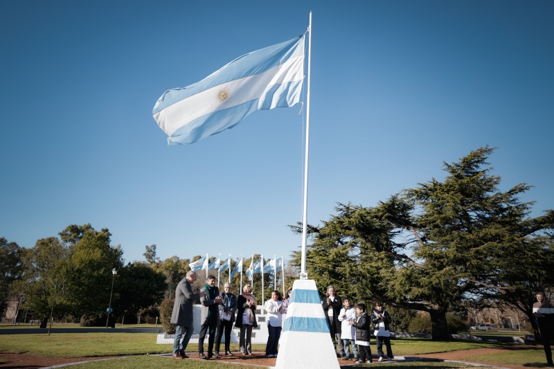 El gobernador en la ceremonia de promesa a la bandera en San Jorge