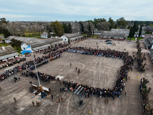 Cientos de estudiantes prometieron lealtad a la Bandera