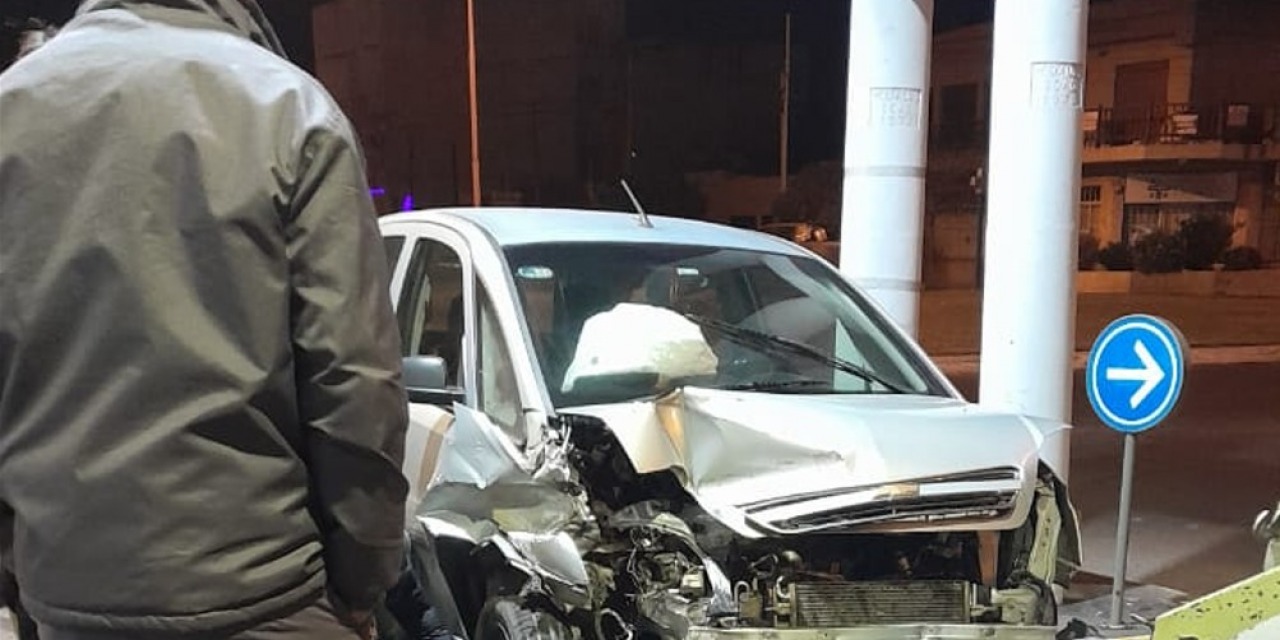 Grave accidente contra las defensas de una estaci�n de servicio