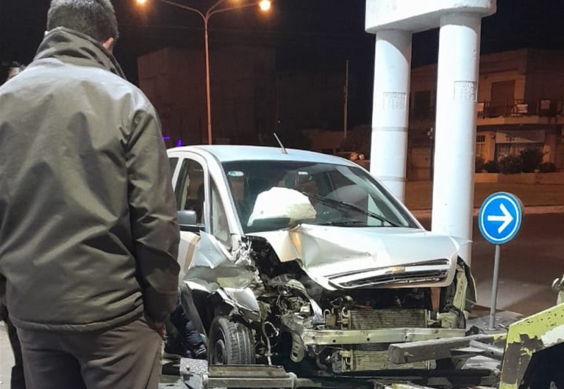 Grave accidente contra las defensas de una estaci�n de servicio