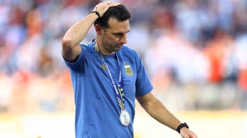 Scaloni dej� la conferencia de prensa entre l�grimas