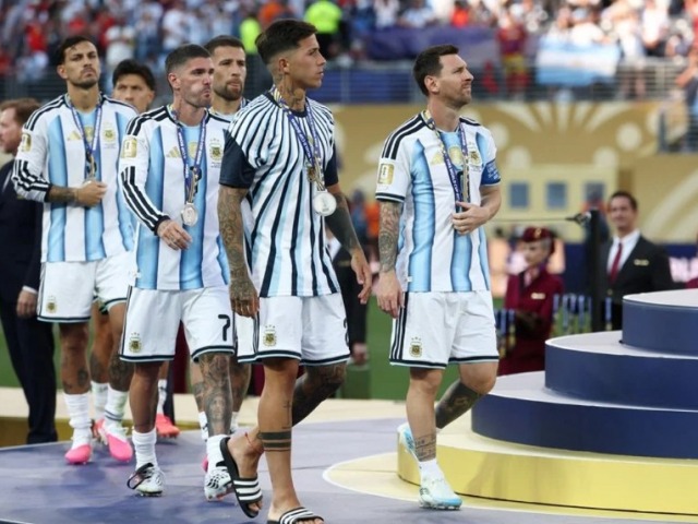Demora en el vuelo que trae de regreso a la selecci�n argentina