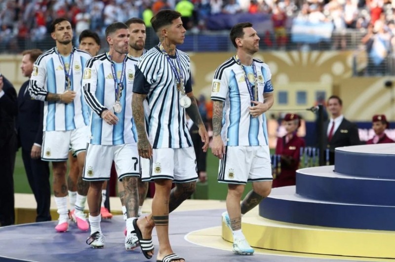Demora en el vuelo que trae de regreso a la selecci�n argentina