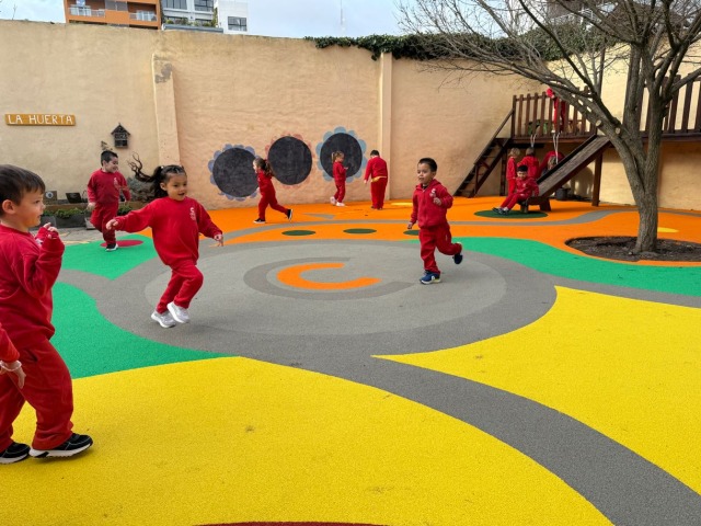 Instalaron piso antigolpes en el patio del jard�n Ni�o Feliz