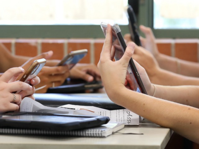 Regulan por ley el uso de celulares en escuelas secundarias