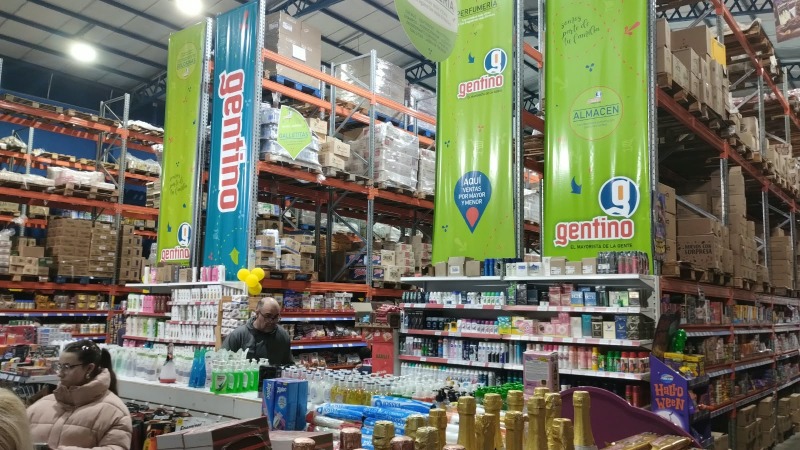 En 11 segundos robaron dos cajas con dinero en un supermercado mayorista