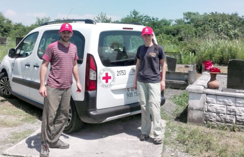 Investigadores de la Facso en una misin de la Cruz Roja