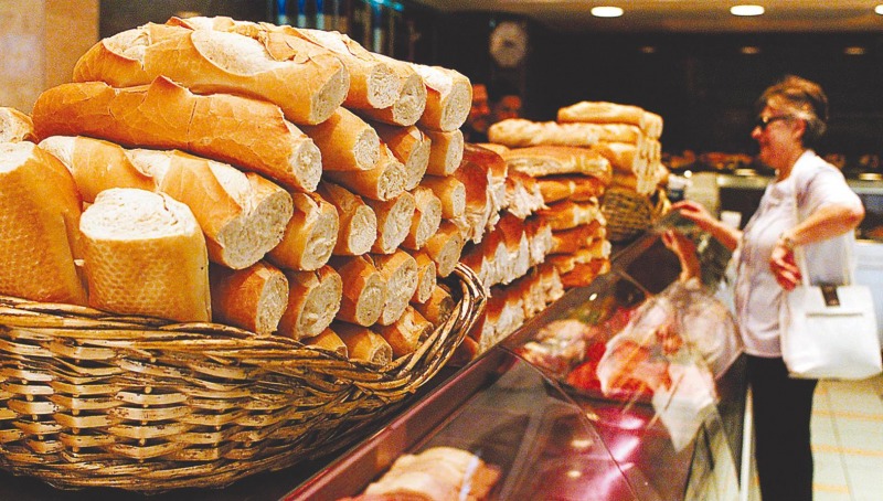 El consumo de pan se redujo 15 kilos por persona en tres aos