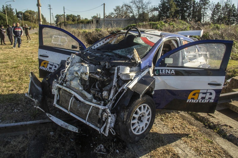 Azul: dos muertos tras chocar un auto de rally contra alcantarilla